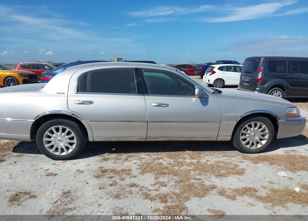 2007 LINCOLN TOWN CAR SIGNATURE VIN: 1LNHM81WX7Y604526