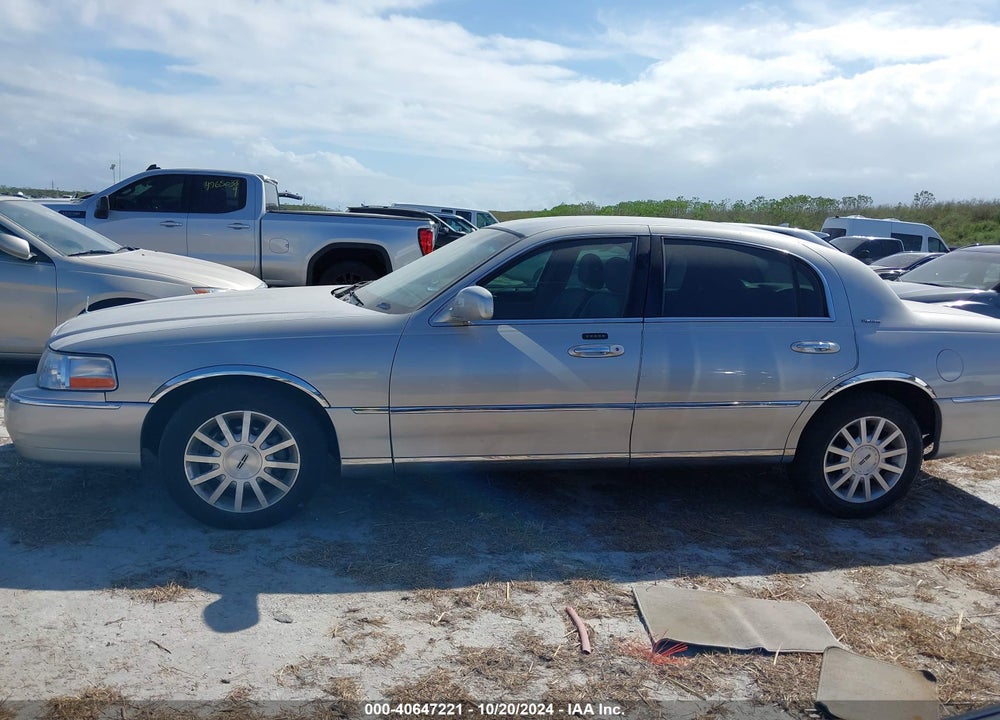 2007 LINCOLN TOWN CAR SIGNATURE VIN: 1LNHM81WX7Y604526