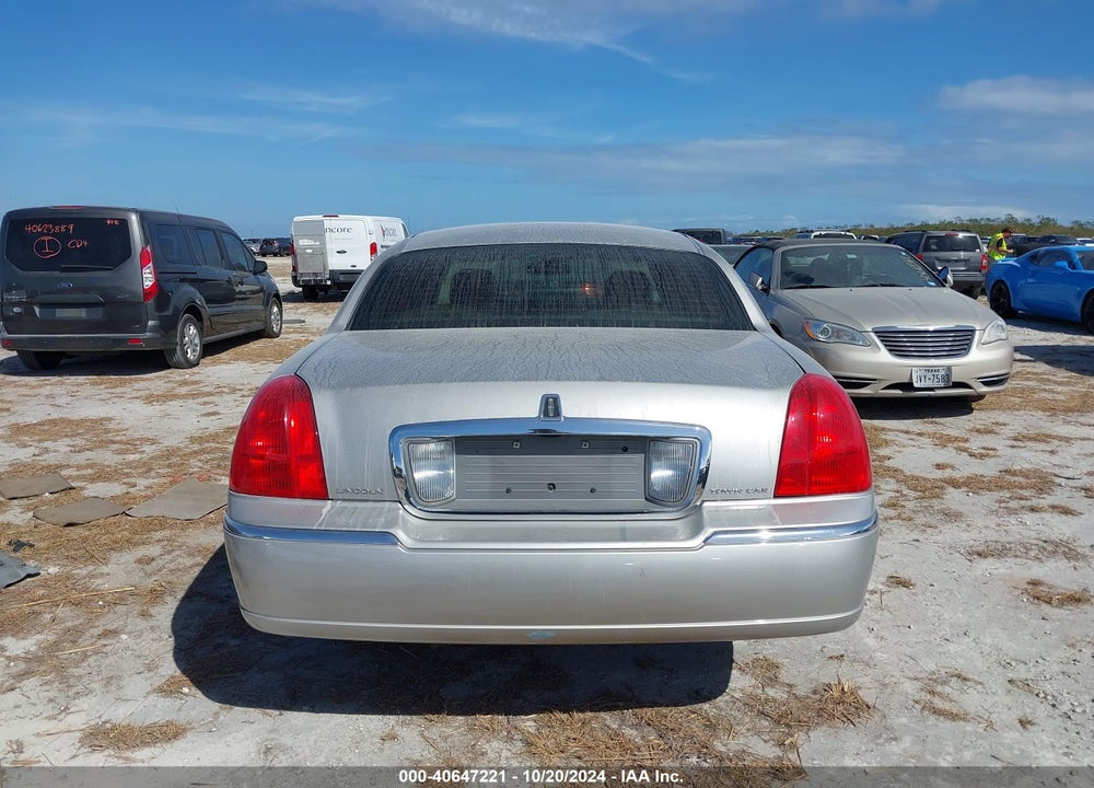 2007 LINCOLN TOWN CAR SIGNATURE VIN: 1LNHM81WX7Y604526
