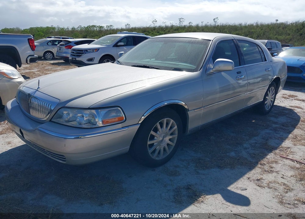 2007 LINCOLN TOWN CAR SIGNATURE VIN: 1LNHM81WX7Y604526
