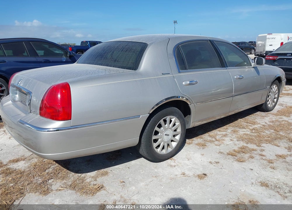 2007 LINCOLN TOWN CAR SIGNATURE VIN: 1LNHM81WX7Y604526