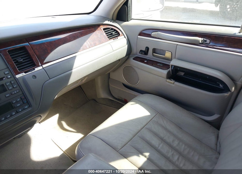 2007 LINCOLN TOWN CAR SIGNATURE VIN: 1LNHM81WX7Y604526