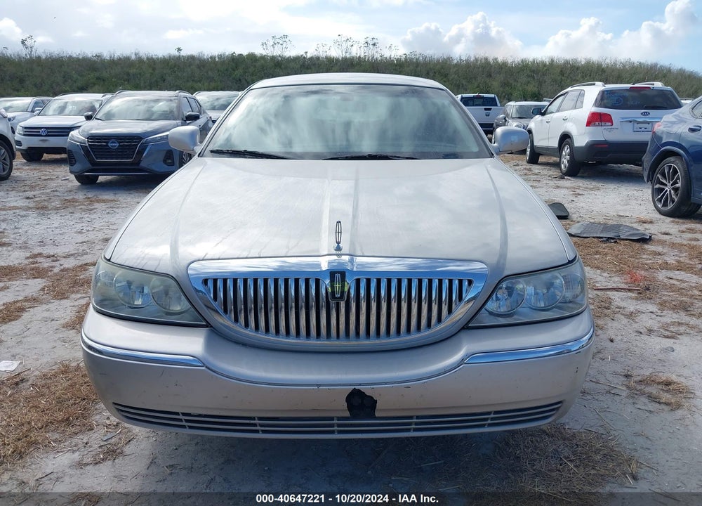 2007 LINCOLN TOWN CAR SIGNATURE VIN: 1LNHM81WX7Y604526