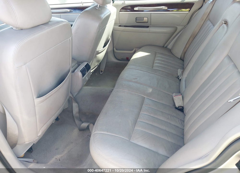 2007 LINCOLN TOWN CAR SIGNATURE VIN: 1LNHM81WX7Y604526
