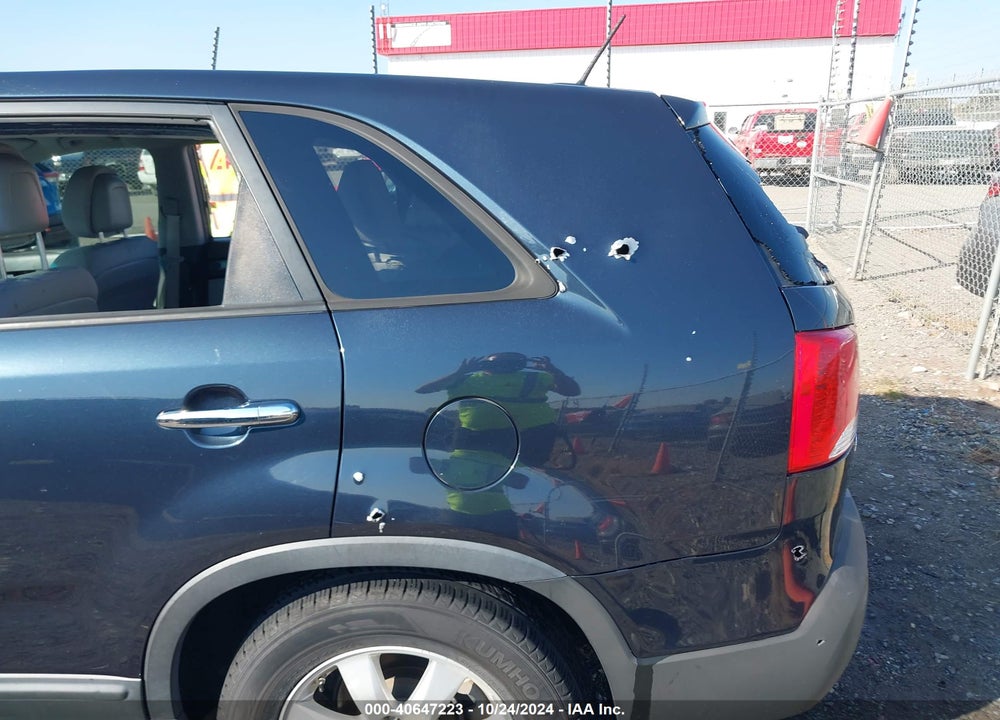2013 KIA SORENTO LX VIN: 5XYKT3A15DG402718