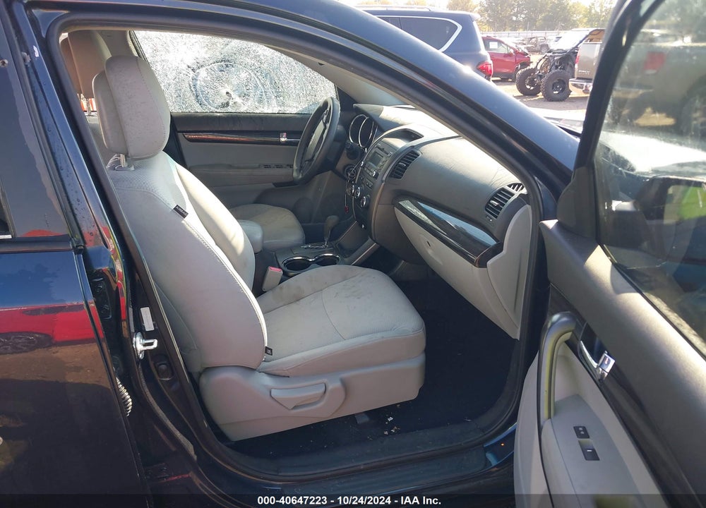 2013 KIA SORENTO LX VIN: 5XYKT3A15DG402718