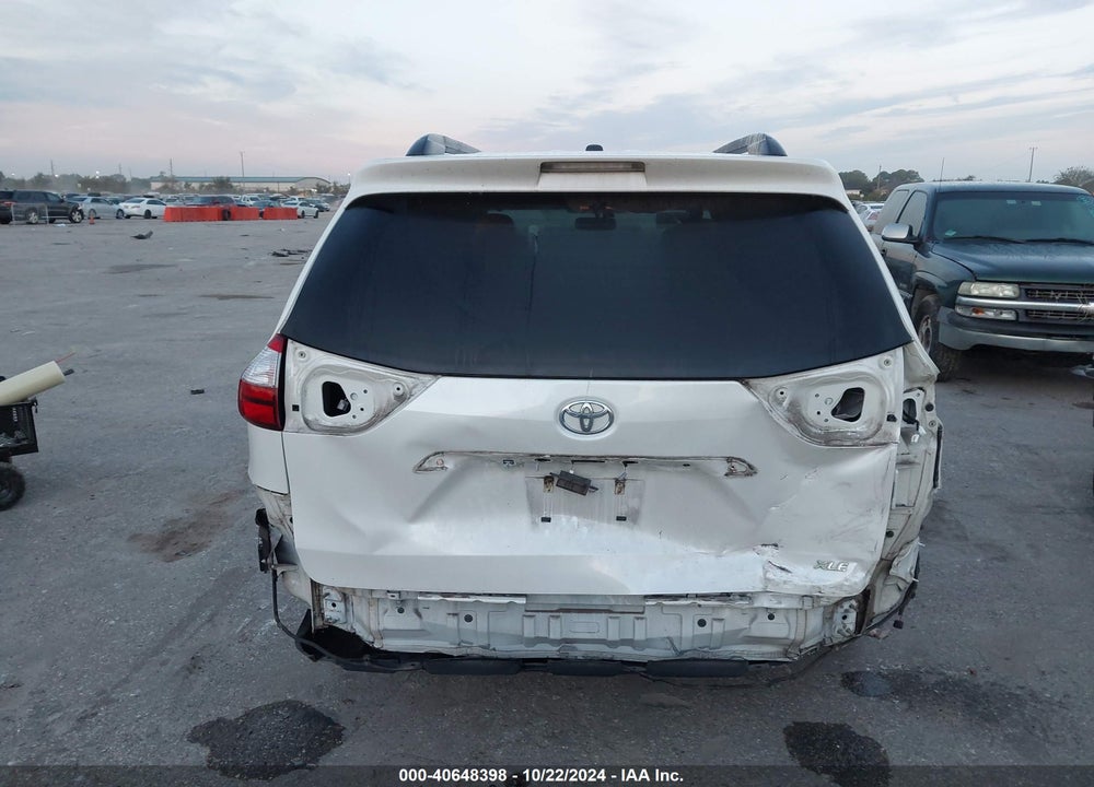 2017 TOYOTA SIENNA XLE 8 PASSENGER VIN: 5TDYZ3DC8HS840048