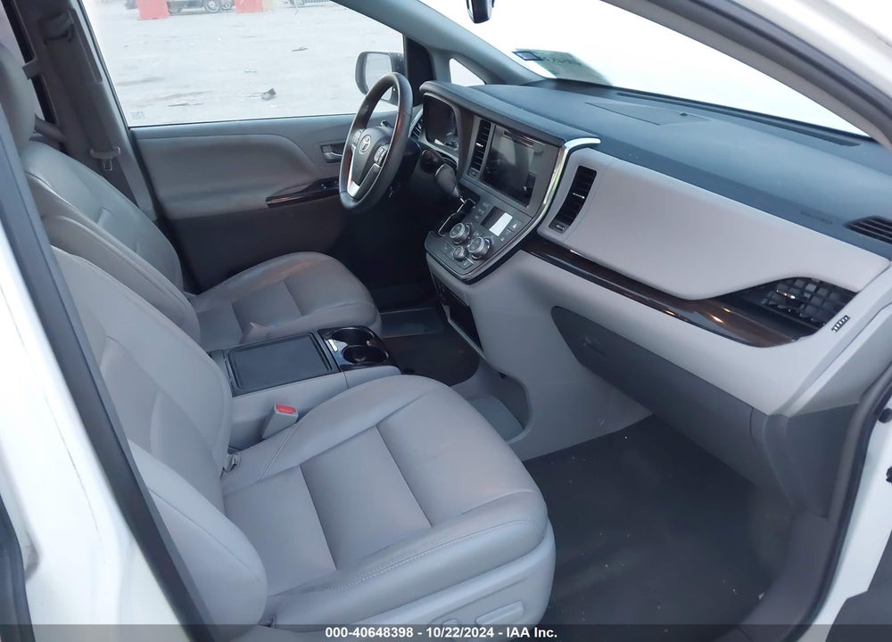 2017 TOYOTA SIENNA XLE 8 PASSENGER VIN: 5TDYZ3DC8HS840048