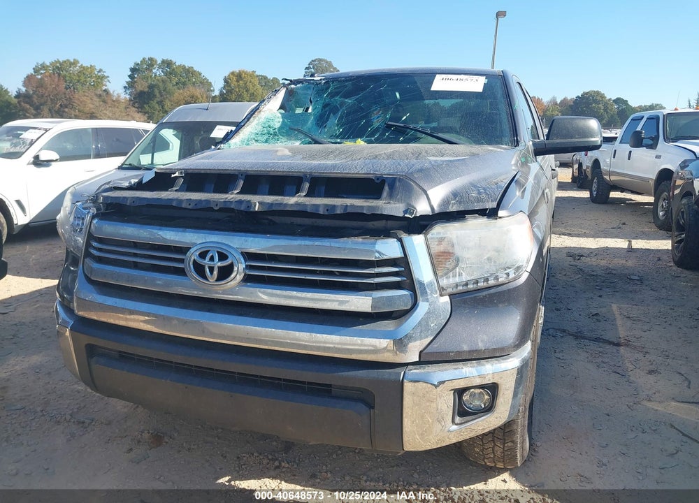 2017 TOYOTA TUNDRA SR5 5.7L V8 VIN: 5TFDW5F10HX657705