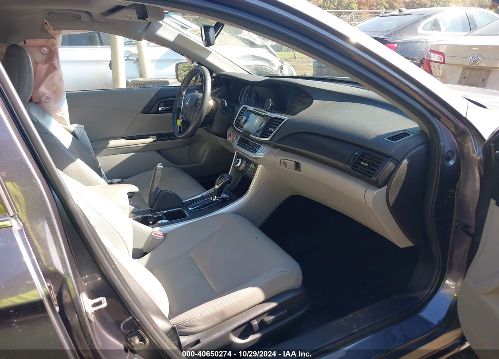 2013 HONDA ACCORD VIN: 1HGCR3F82DA007910