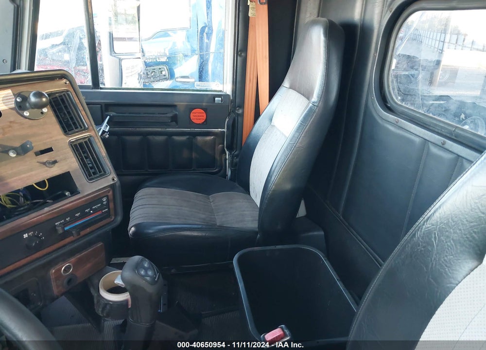 2000 FREIGHTLINER CONVENTIONAL FLD120 VIN: 1FUWDMDA7YPF87210