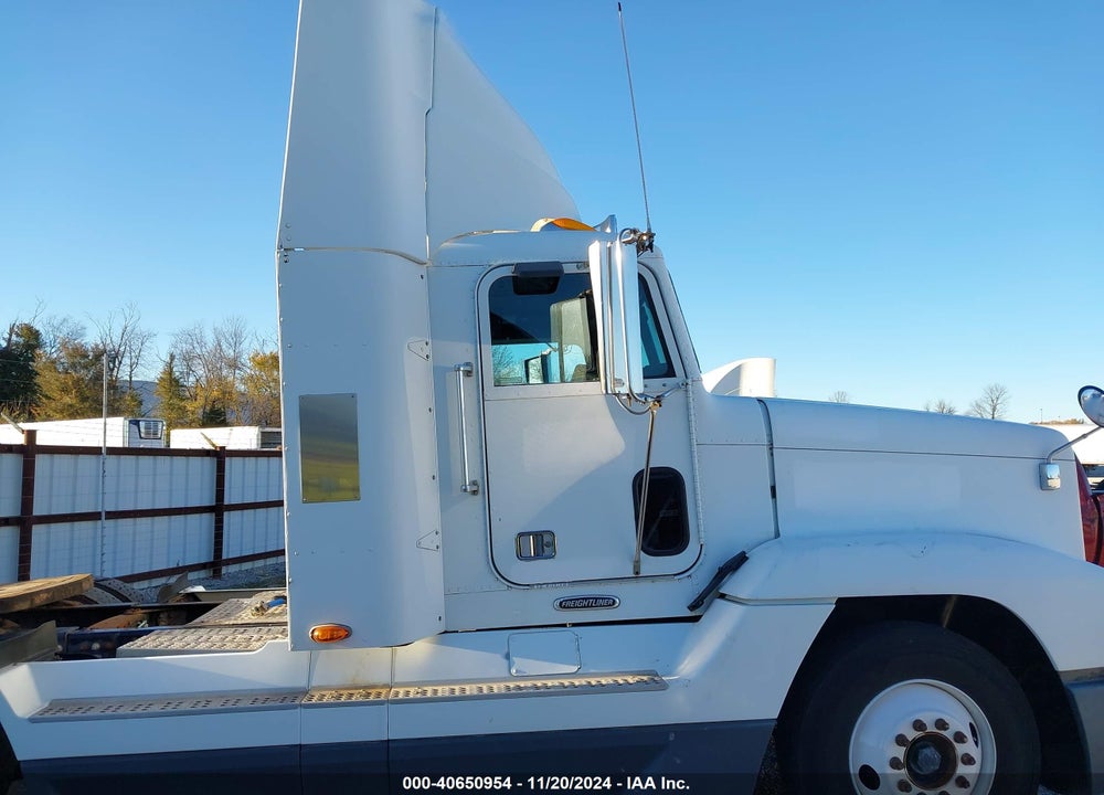 2000 FREIGHTLINER CONVENTIONAL FLD120 VIN: 1FUWDMDA7YPF87210