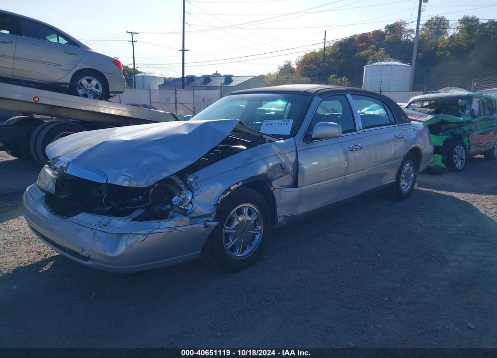 1999 LINCOLN TOWN CAR SIGNATURE VIN: 1LNHM82W2XY610979