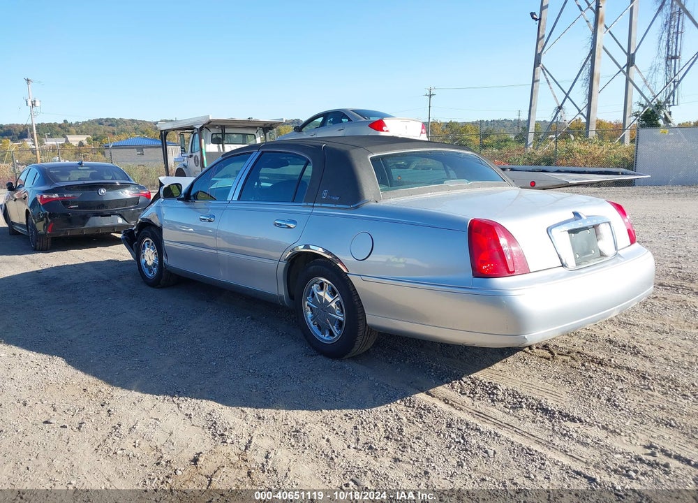 1999 LINCOLN TOWN CAR SIGNATURE VIN: 1LNHM82W2XY610979