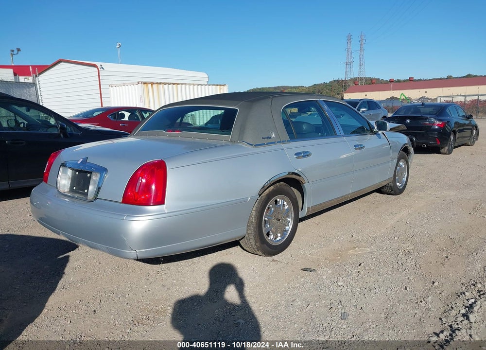 1999 LINCOLN TOWN CAR SIGNATURE VIN: 1LNHM82W2XY610979