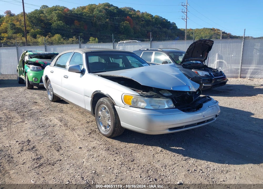 1999 LINCOLN TOWN CAR SIGNATURE VIN: 1LNHM82W2XY610979