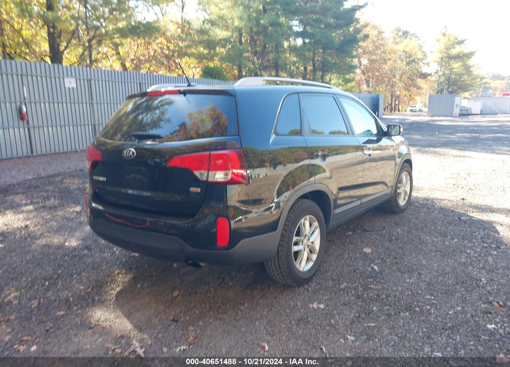 2015 KIA SORENTO LX VIN: 5XYKT4A65FG591844