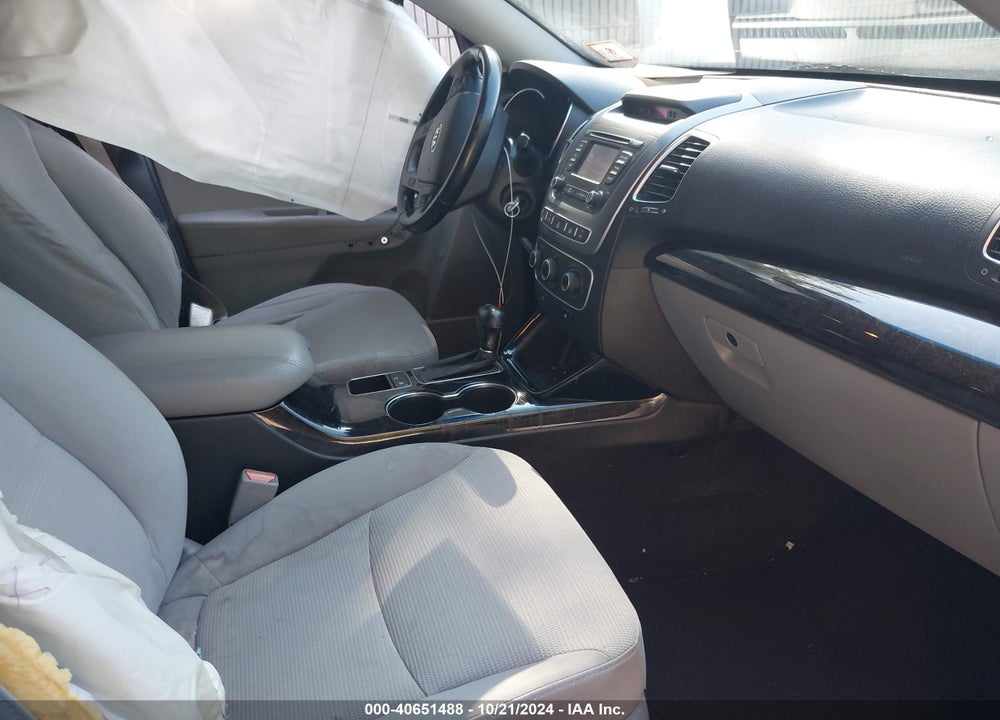 2015 KIA SORENTO LX VIN: 5XYKT4A65FG591844