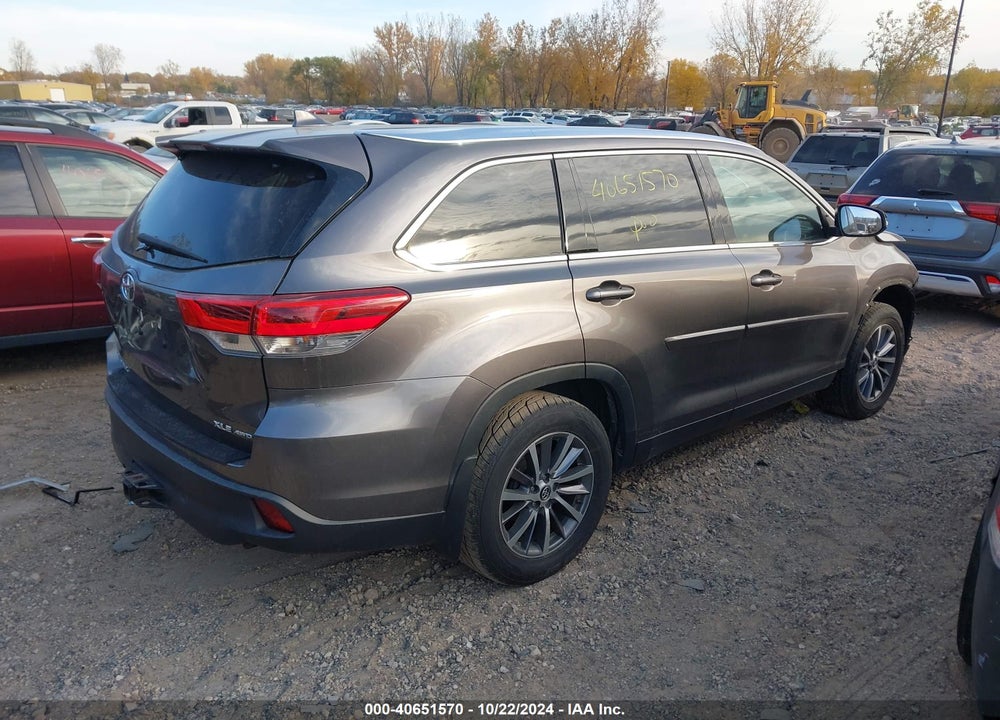 2019 TOYOTA HIGHLANDER XLE VIN: 5TDJZRFH4KS931421
