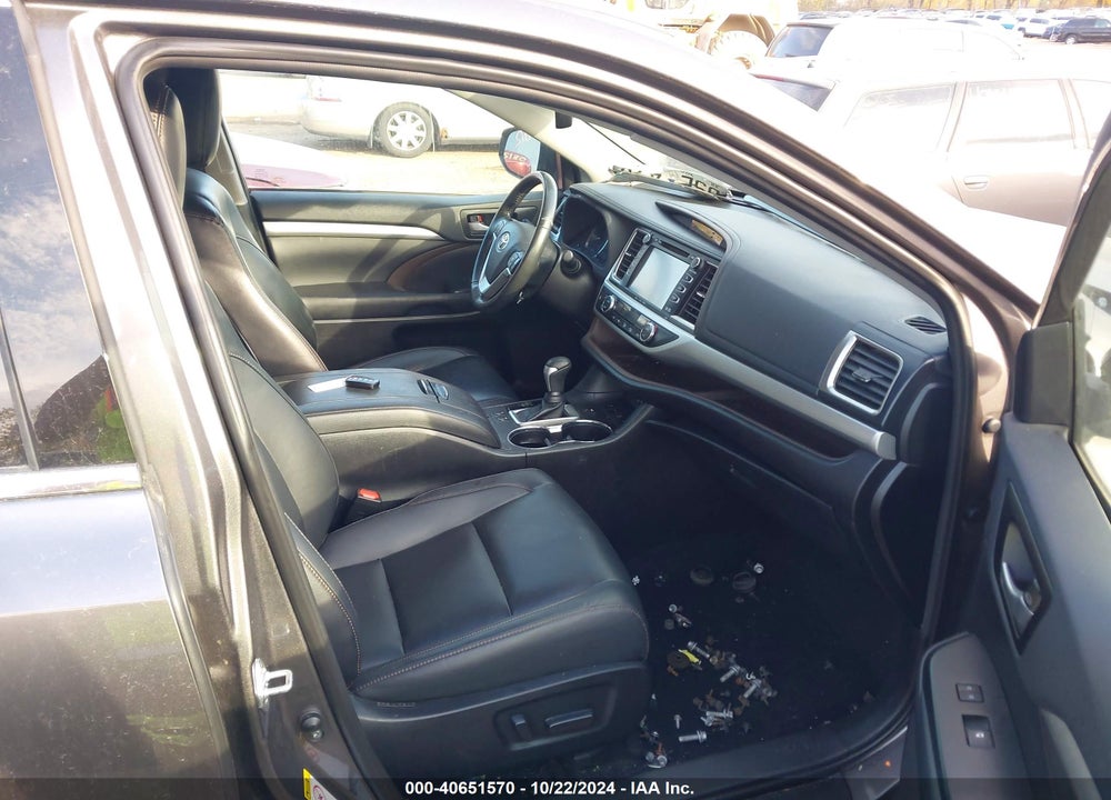 2019 TOYOTA HIGHLANDER XLE VIN: 5TDJZRFH4KS931421