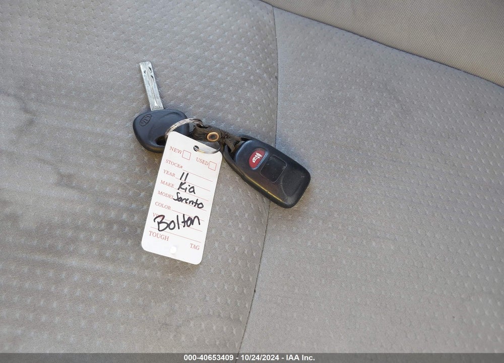 2011 KIA SORENTO LX VIN: 5XYKTCA19BG054886