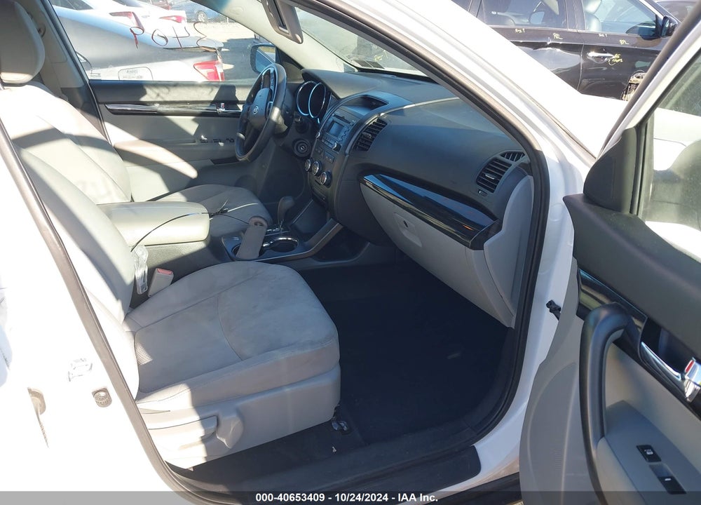 2011 KIA SORENTO LX VIN: 5XYKTCA19BG054886