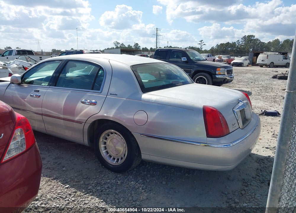 2002 LINCOLN TOWN CAR EXECUTIVE VIN: 1LNHM81W22Y616470