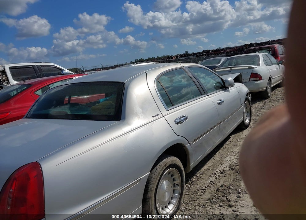 2002 LINCOLN TOWN CAR EXECUTIVE VIN: 1LNHM81W22Y616470