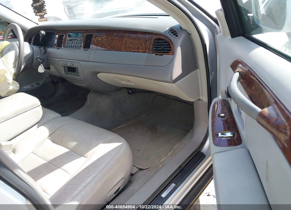 2002 LINCOLN TOWN CAR EXECUTIVE VIN: 1LNHM81W22Y616470