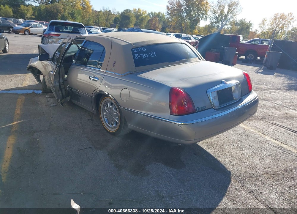 2000 LINCOLN TOWN CAR SIGNATURE VIN: 1LNHM82W2YY939408