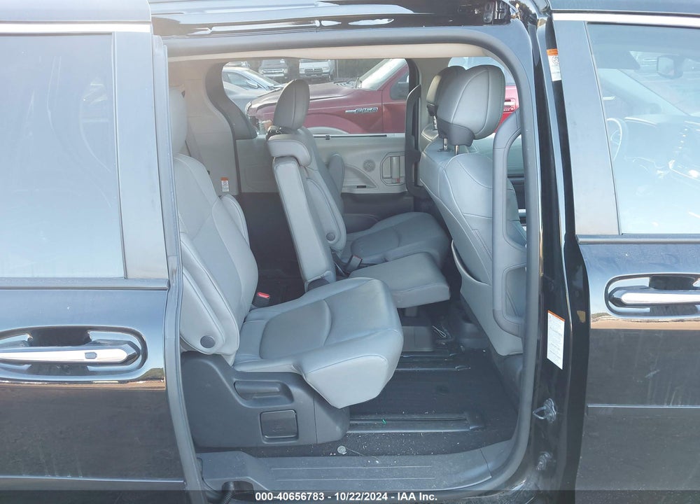 2022 TOYOTA SIENNA XLE VIN: 5TDJRKEC5NS083292