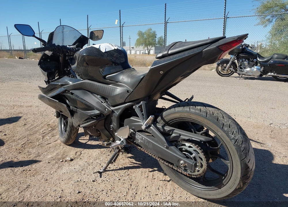 2021 YAMAHA YZFR3 A VIN: MH3RH18Y4MK008307