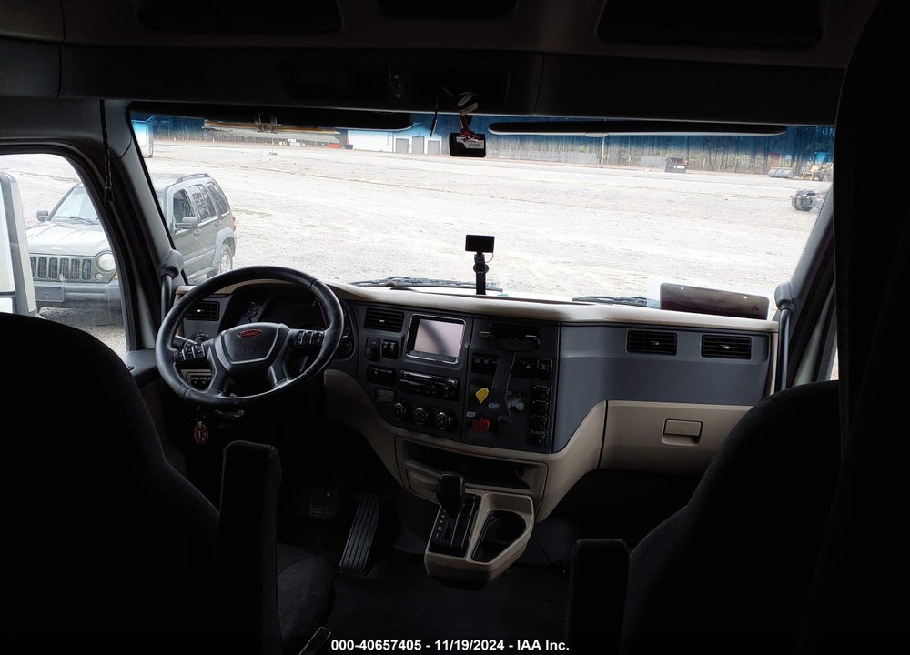 2017 PETERBILT 579 VIN: 1XPBD49XXHD355278