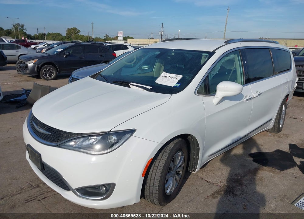 2018 CHRYSLER PACIFICA TOURING L VIN: 2C4RC1BG0JR211172