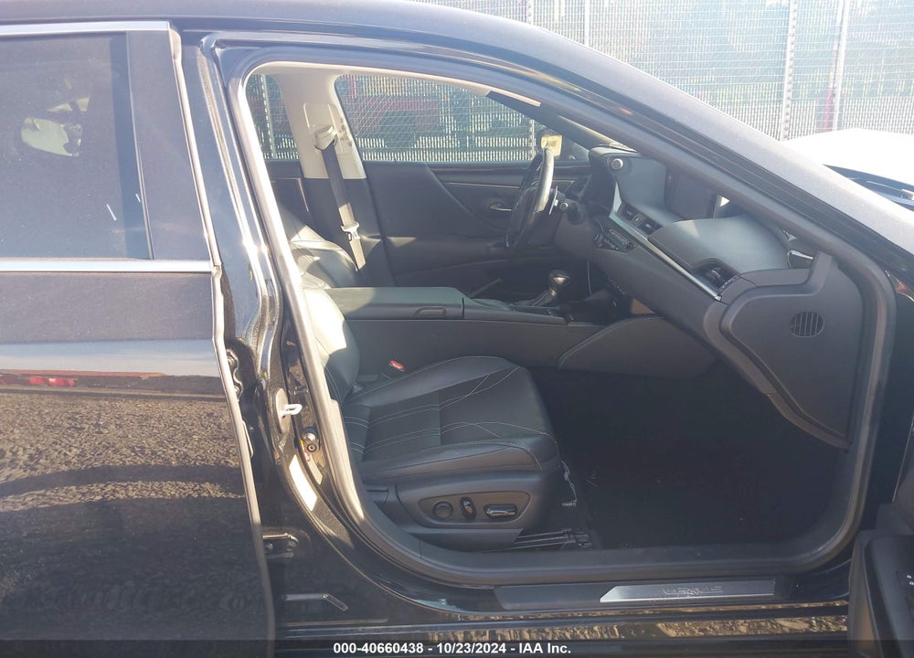 2019 LEXUS ES 300H LUXURY VIN: JTHB21B17K2001649