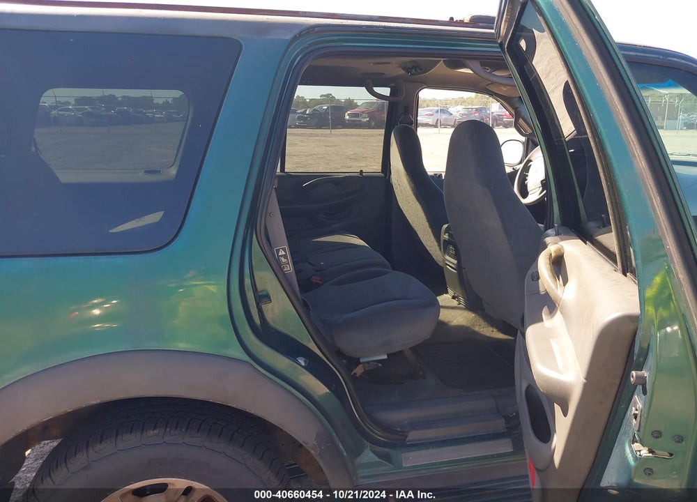 2000 FORD EXPEDITION XLT VIN: 1FMRU15LXYLB27381