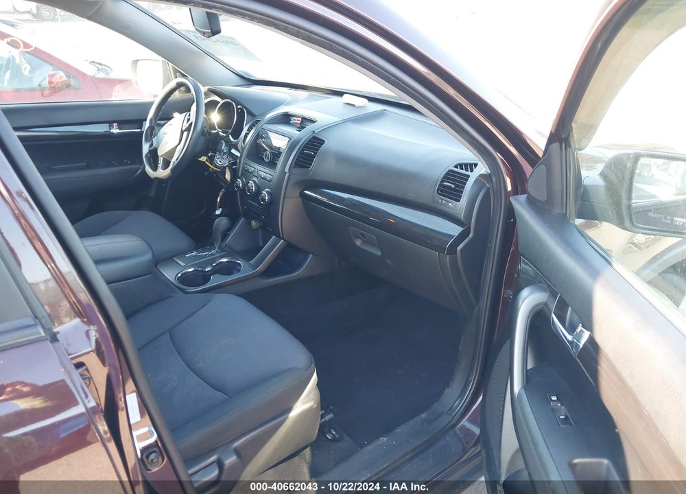 2011 KIA SORENTO LX V6 VIN: 5XYKT4A28BG141175