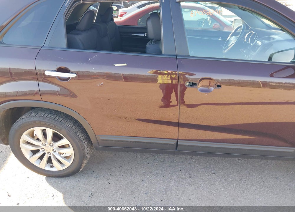 2011 KIA SORENTO LX V6 VIN: 5XYKT4A28BG141175