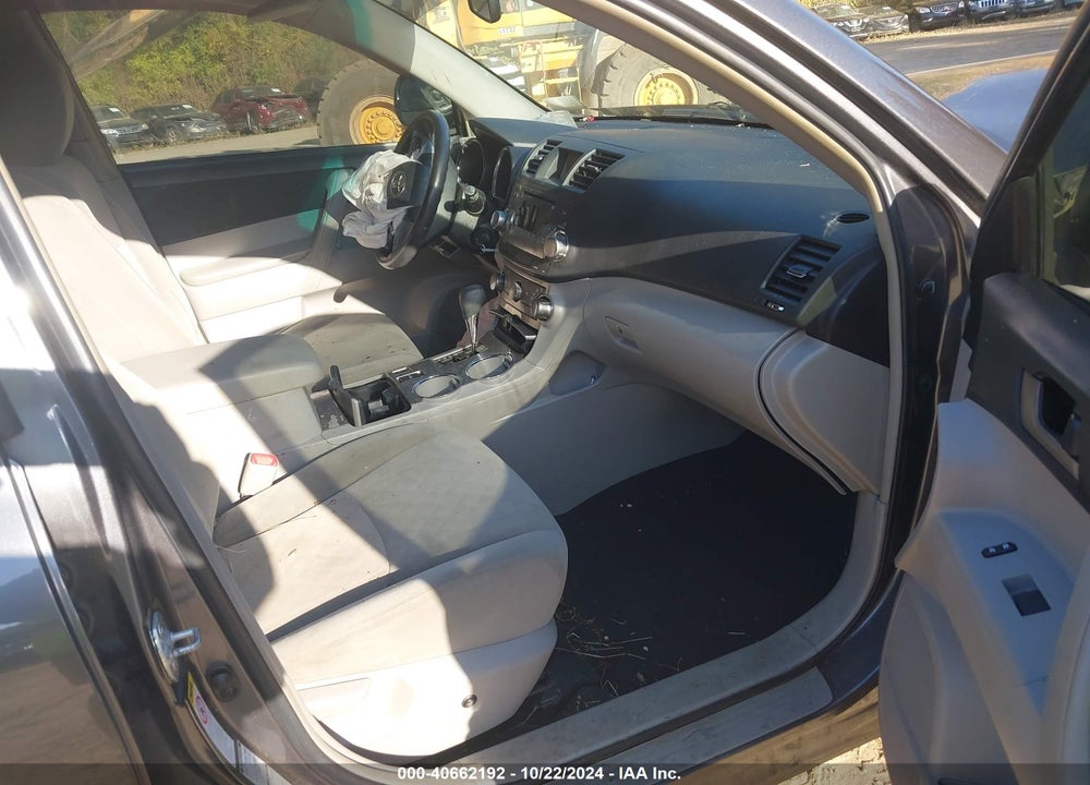 2011 TOYOTA HIGHLANDER SE VIN: 5TDBK3EH0BS092102