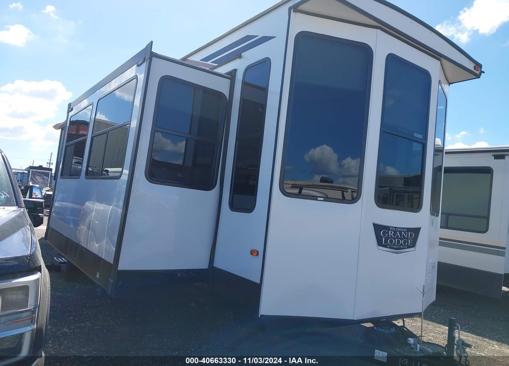 2022 FOREST RIVER GRAND LODGE VIN: 4X4TWD829NM060989