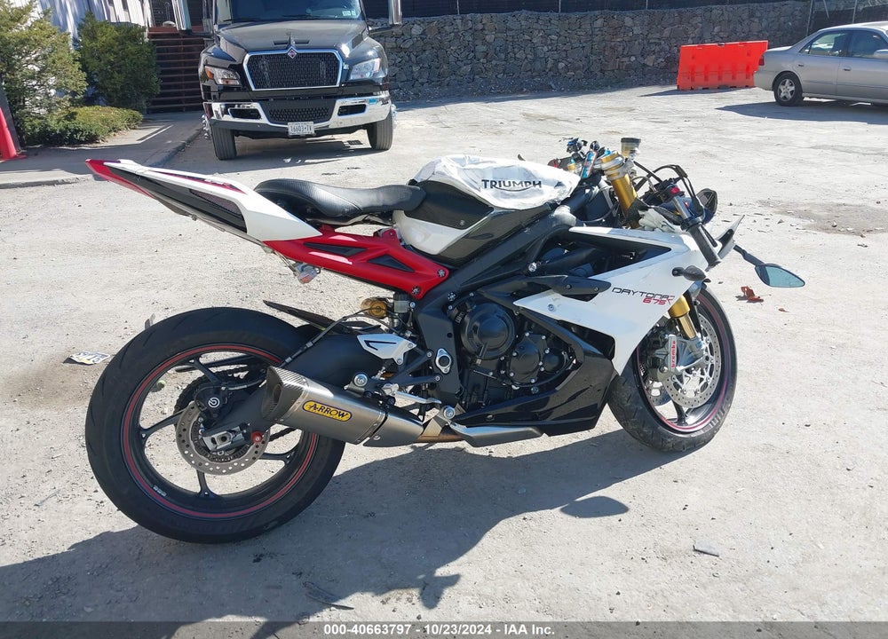 2017 TRIUMPH MOTORCYCLE DAYTONA 675R ABS VIN: SMTA02YK1HJ787666