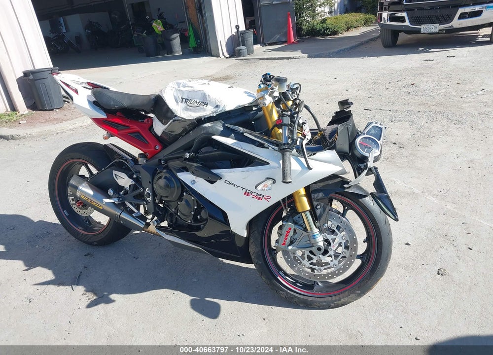 2017 TRIUMPH MOTORCYCLE DAYTONA 675R ABS VIN: SMTA02YK1HJ787666