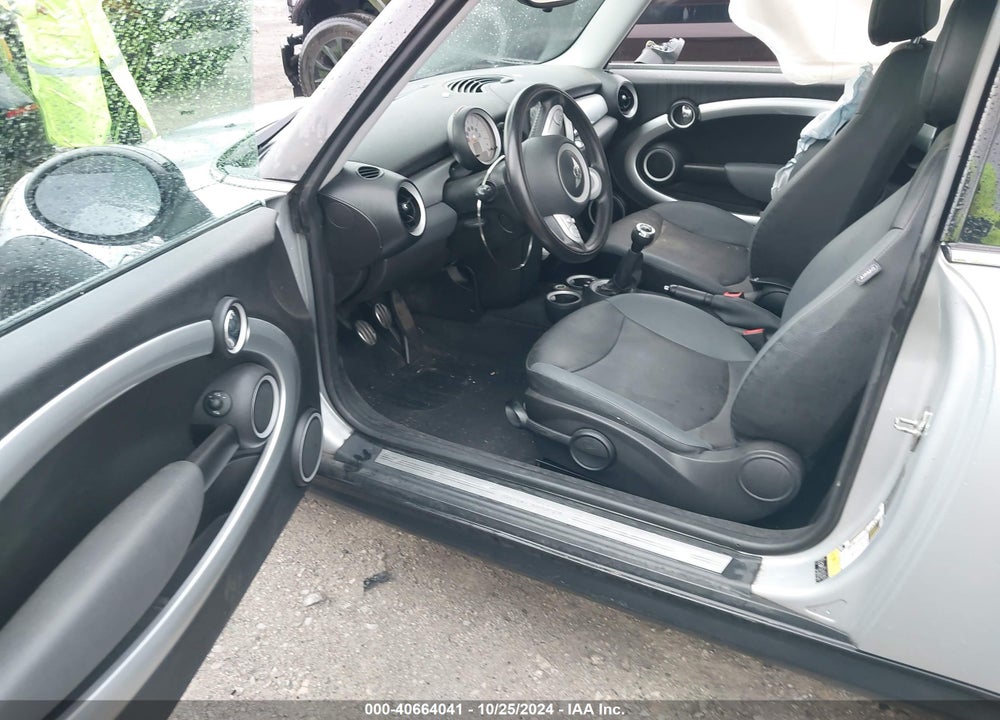 2009 MINI COOPER VIN: WMWMF33549TU74843