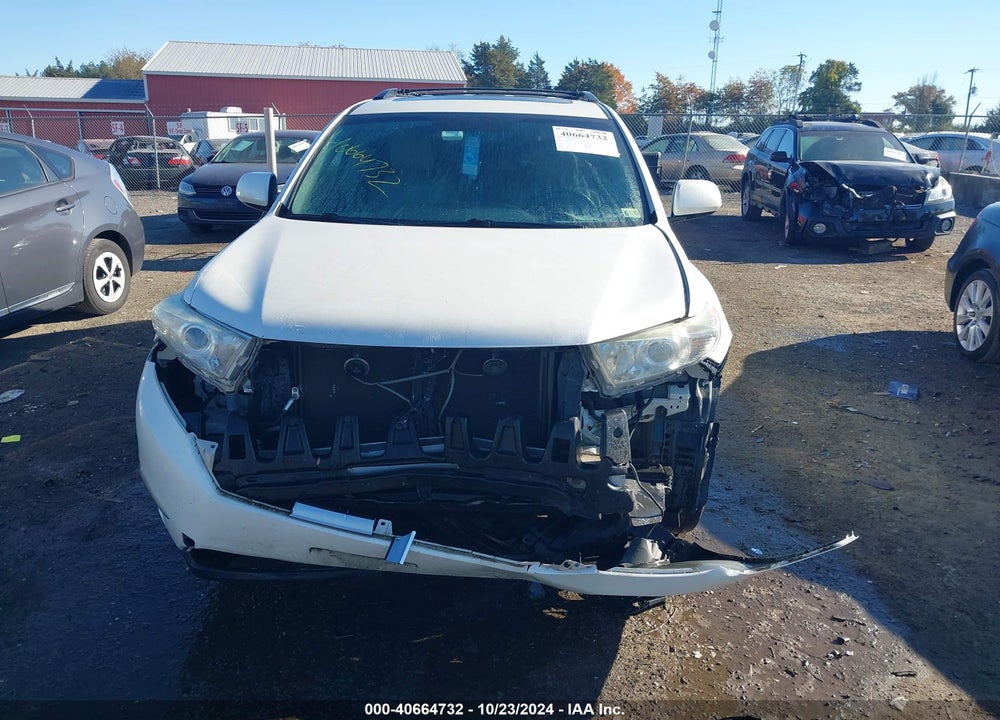 2013 TOYOTA HIGHLANDER PLUS/SE VIN: 5TDBK3EH4DS214057