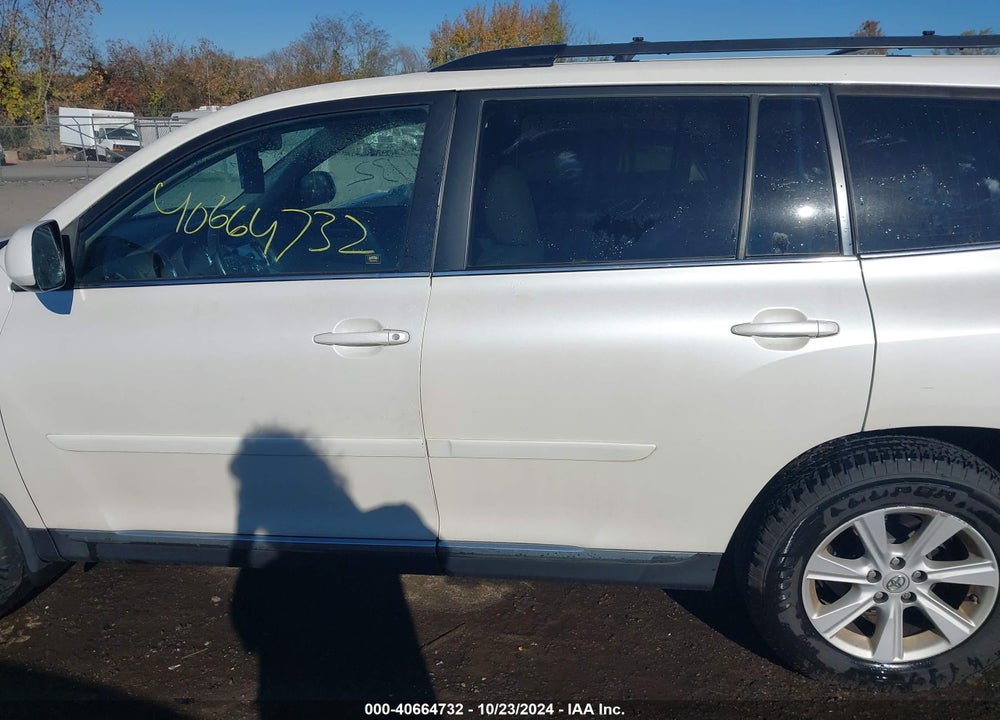 2013 TOYOTA HIGHLANDER PLUS/SE VIN: 5TDBK3EH4DS214057