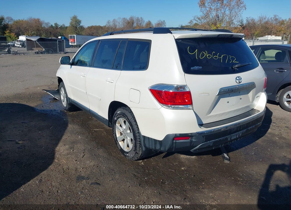 2013 TOYOTA HIGHLANDER PLUS/SE VIN: 5TDBK3EH4DS214057