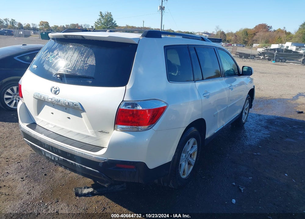 2013 TOYOTA HIGHLANDER PLUS/SE VIN: 5TDBK3EH4DS214057