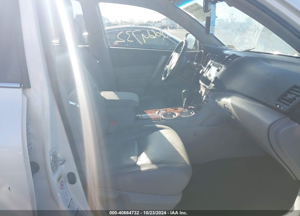 2013 TOYOTA HIGHLANDER PLUS/SE VIN: 5TDBK3EH4DS214057