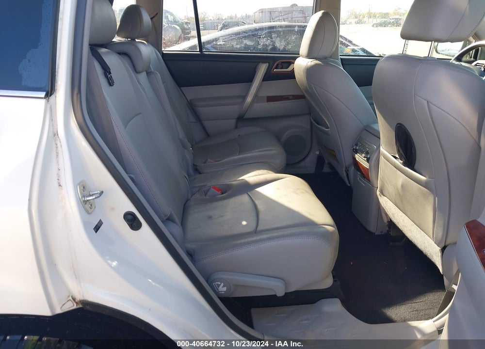 2013 TOYOTA HIGHLANDER PLUS/SE VIN: 5TDBK3EH4DS214057