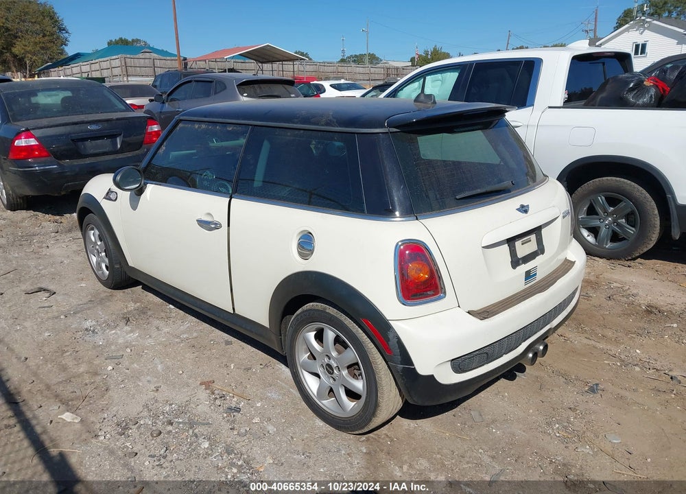 2010 MINI COOPER S VIN: WMWMF7C57ATZ74152